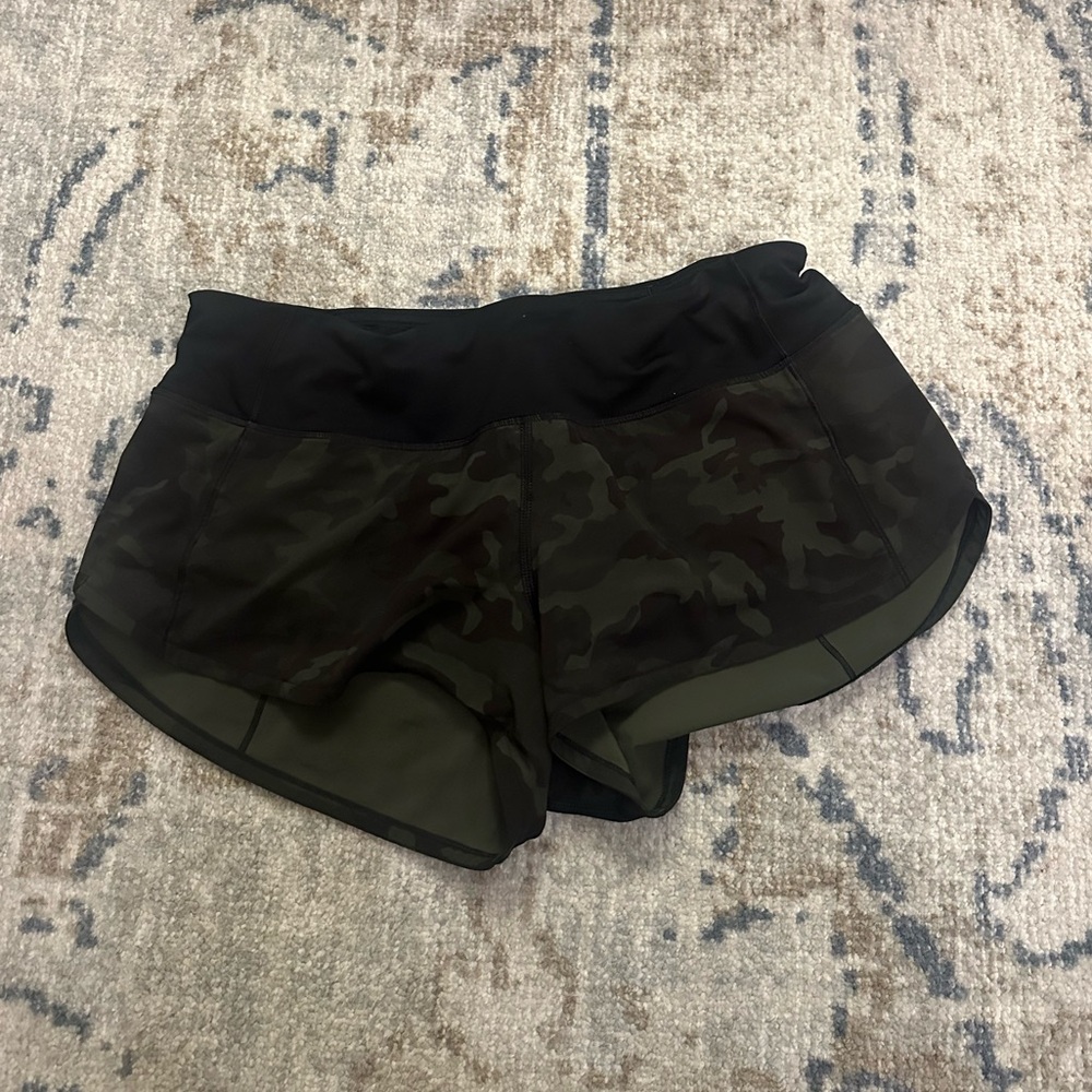 Lululemon low rise 2.5” speed up shorts size 6 in camo